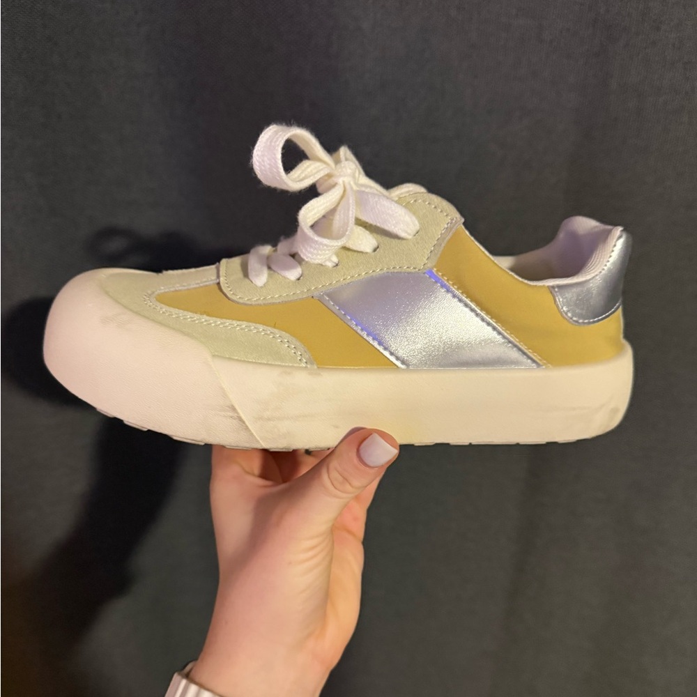 Woman sneakers